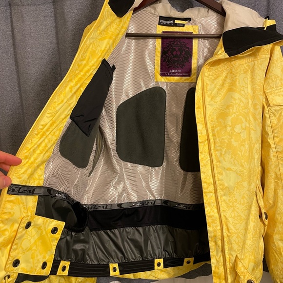 Oakley women’s snowboard jacket size small - Picture 3 of 7